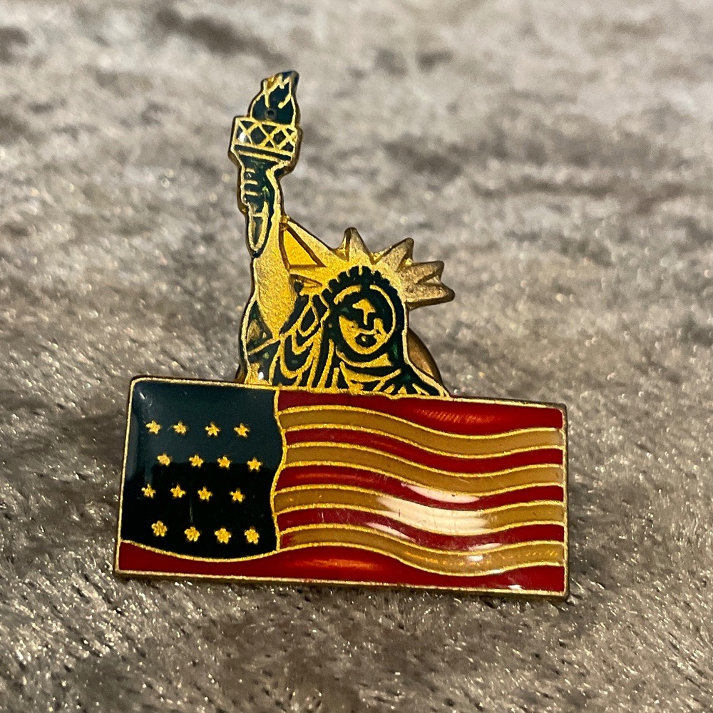 Vintage Statue of Liberty an USA Flag Lapel Pin